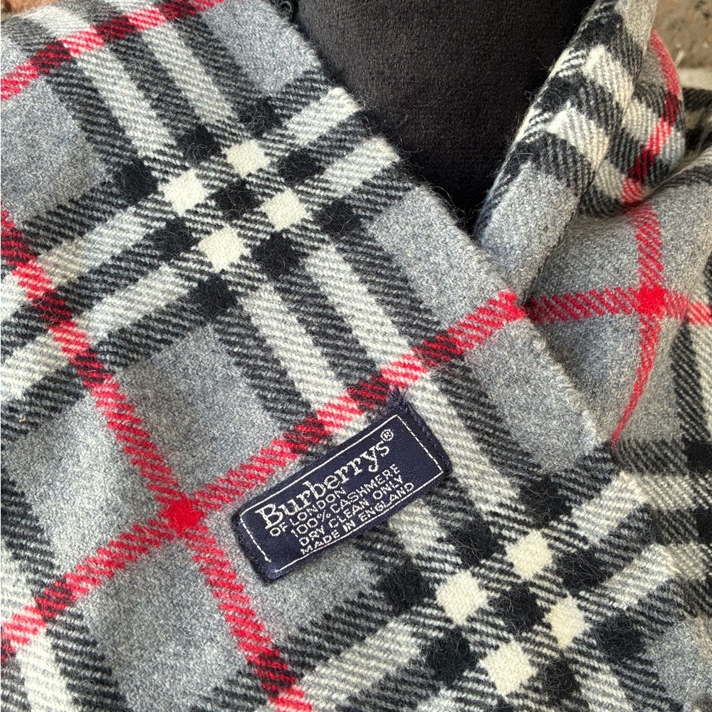 🖤 Burberry Gray and Red Plaid Scarf EUC Unisex - Picture 7 of 17